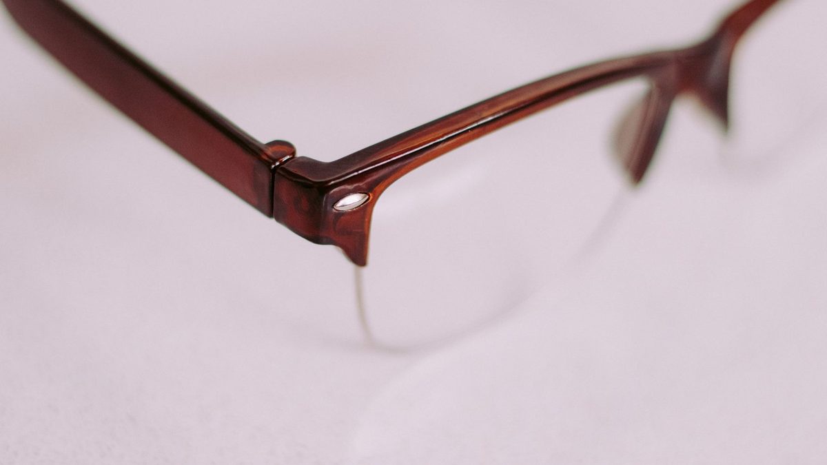 Perbandingan frame acetate dan metal kacamata premium — Echoes Club Gucci dan YSL