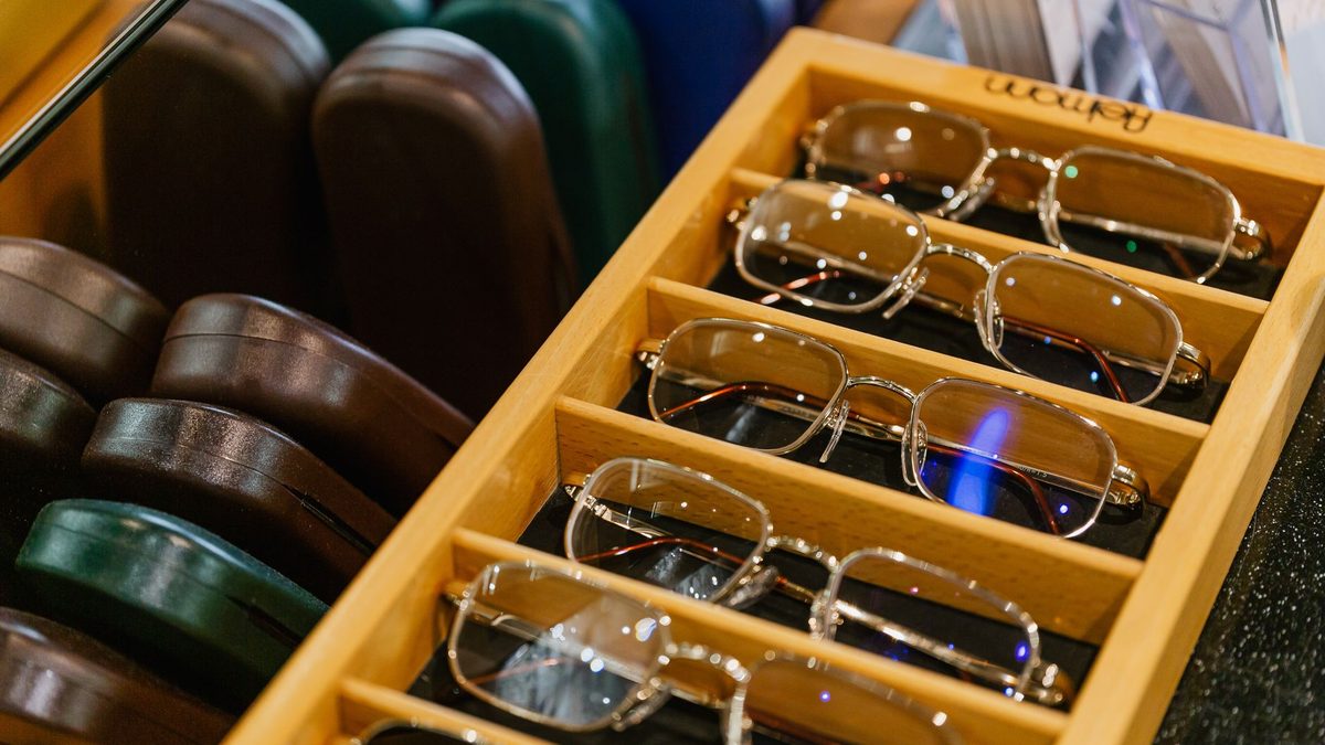 Cara menyimpan kacamata agar frame tidak melar — panduan perawatan premium Gucci dan YSL